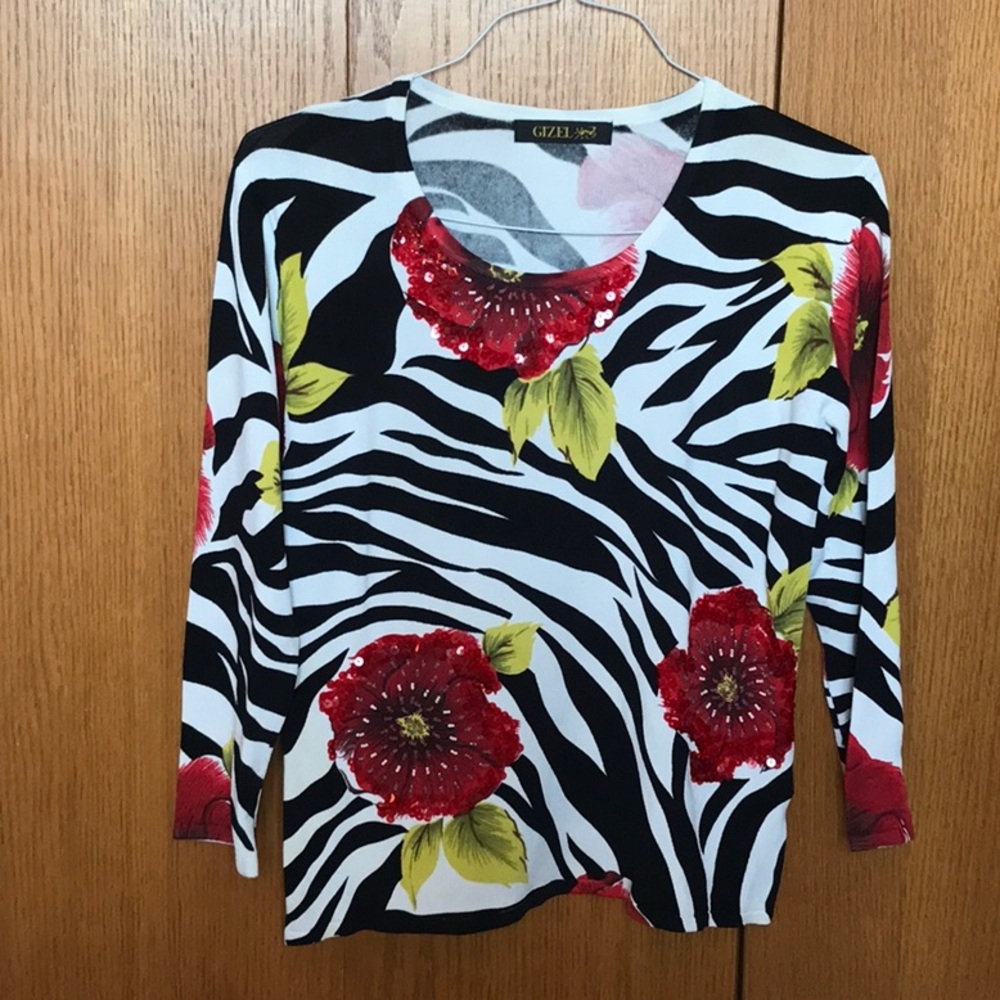Ladies knit long sleeve top with sequins embellishments. Size medium.
